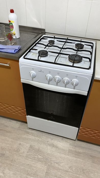 Продам газовух плиту greta почти новая