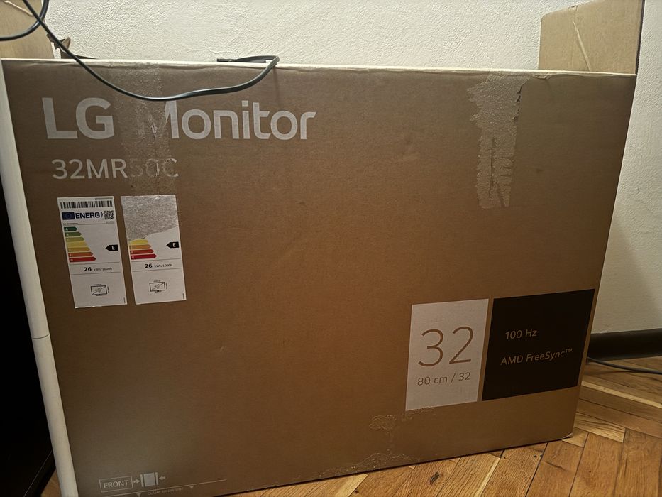 Геймърски компютър с монитор