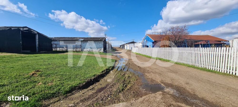 Teren de vanzare pe drumul vechi al Pianului
