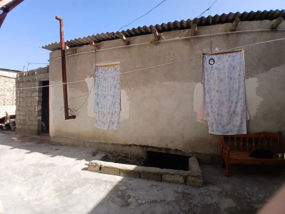 Hovli sotiladi. Продаётся участок