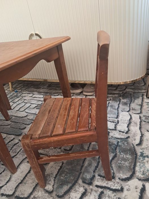 Продаеться диван.уголок.детский стол со стульями