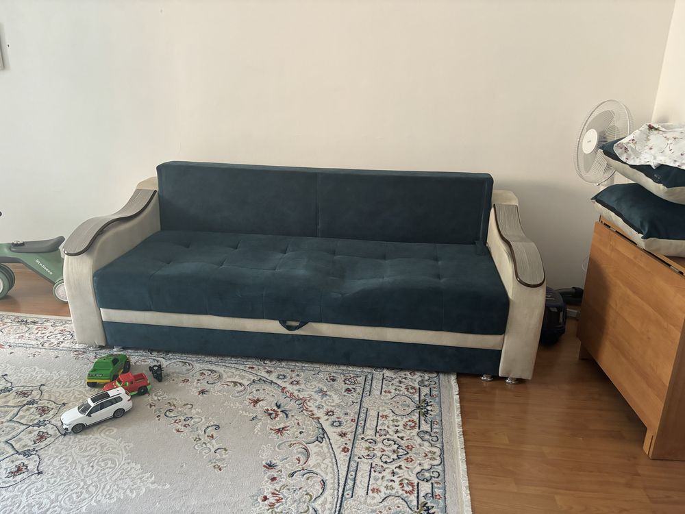 Продаю диван раскладной и с подушками