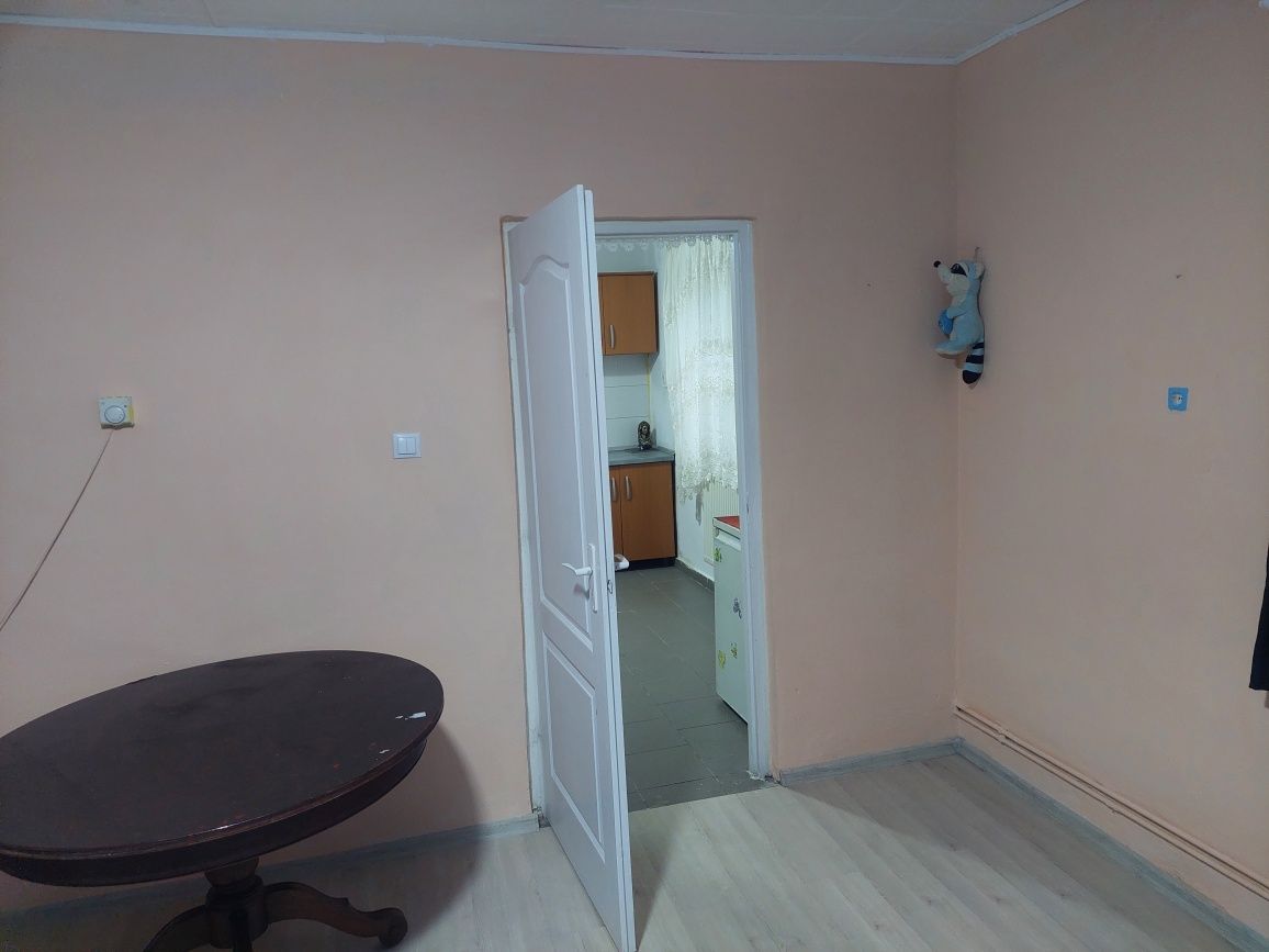 Închiriez apartament cu o camera