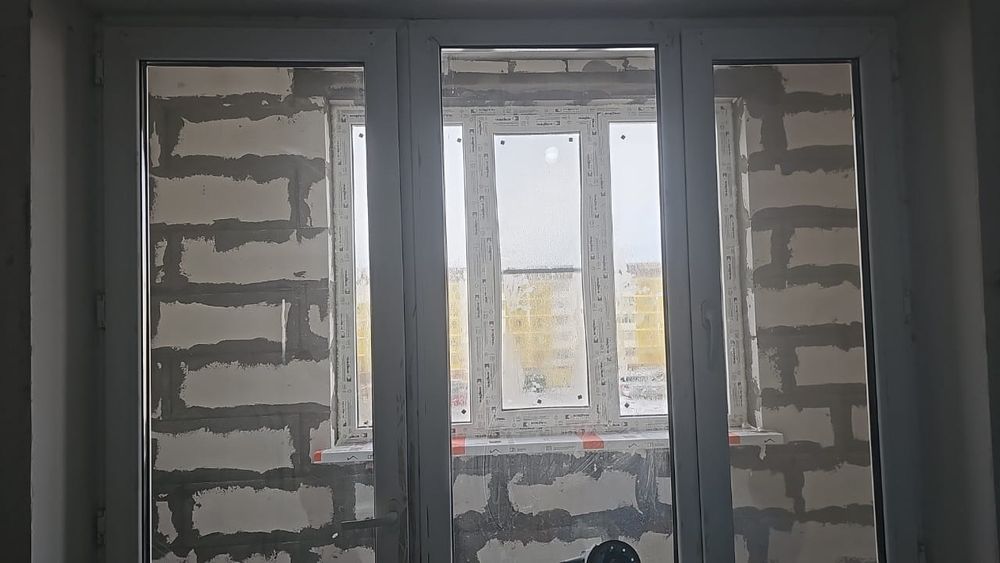 Продам б/у пластиковые окно с дверю