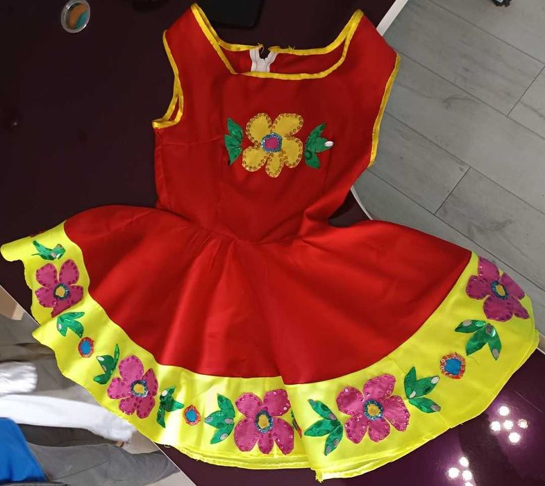 Стилизиран фолклорен костюм за момиче