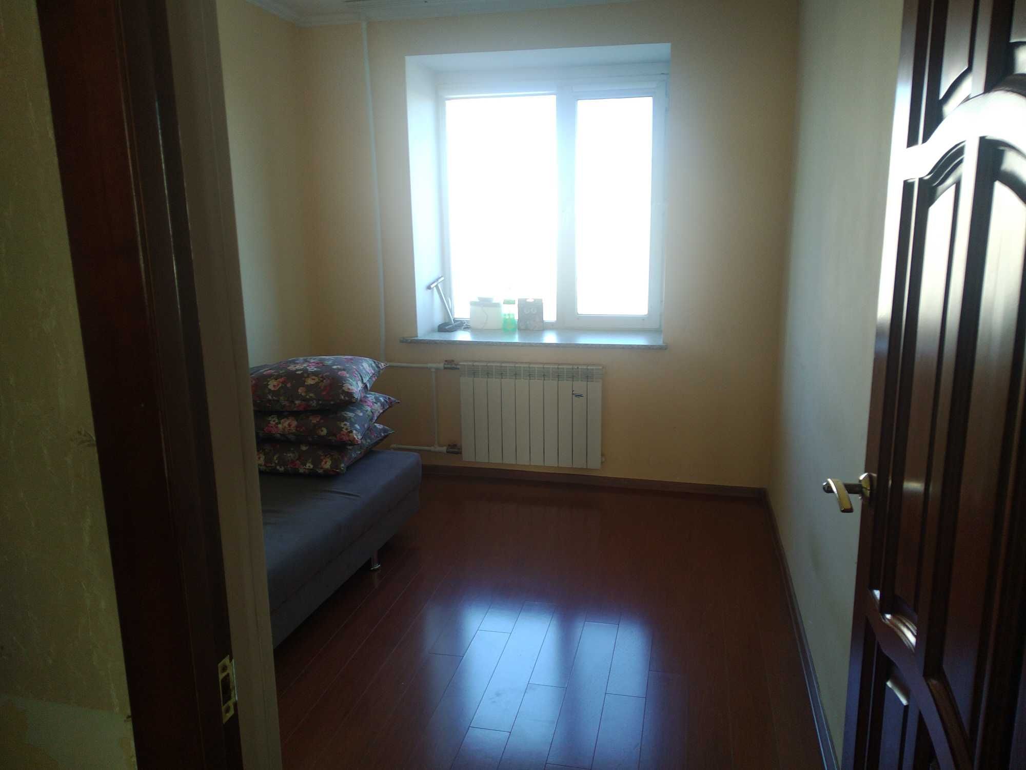 Продам 4-ех комнатную квартиру в районе центрального стадиона