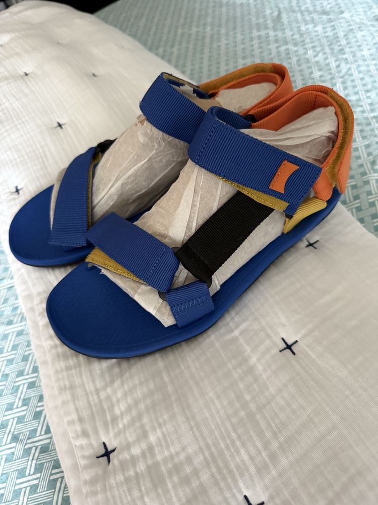 Продавам чисто нови сандали Camper