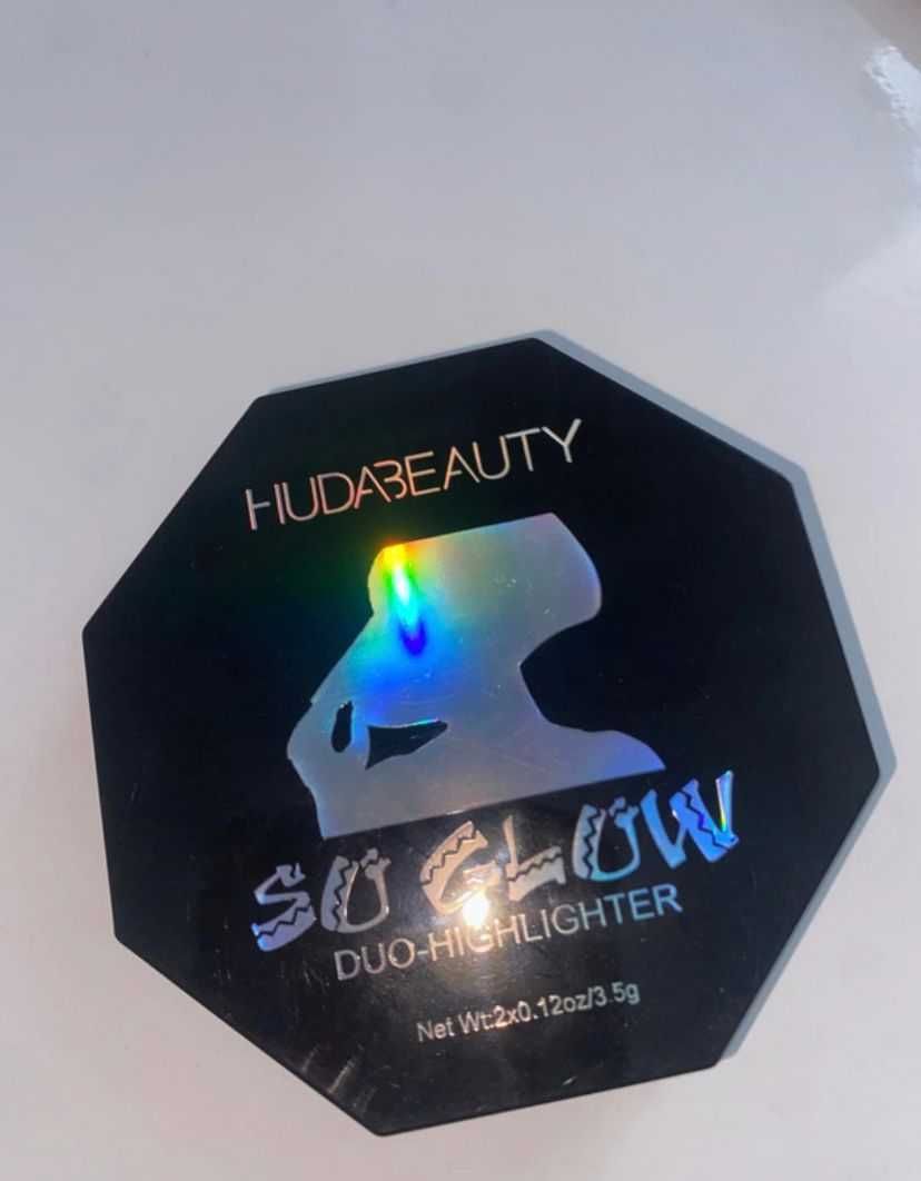 Huda beauty so glow duo highlighter