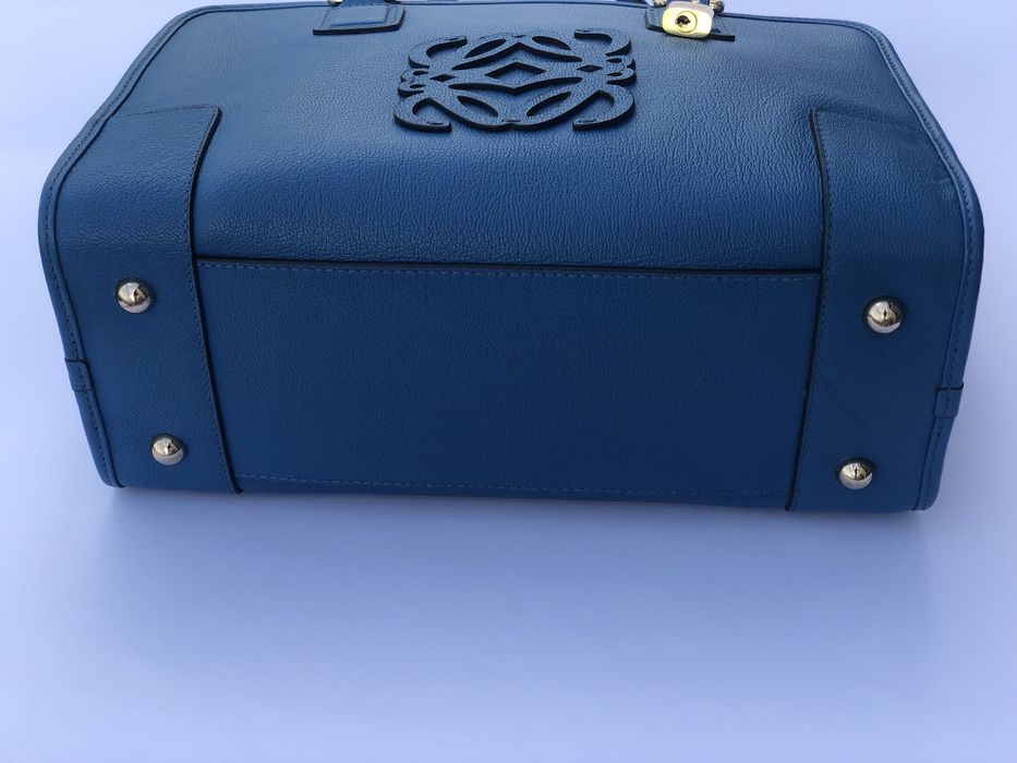 Чанта от естествена кожа по модел на марката Loewe