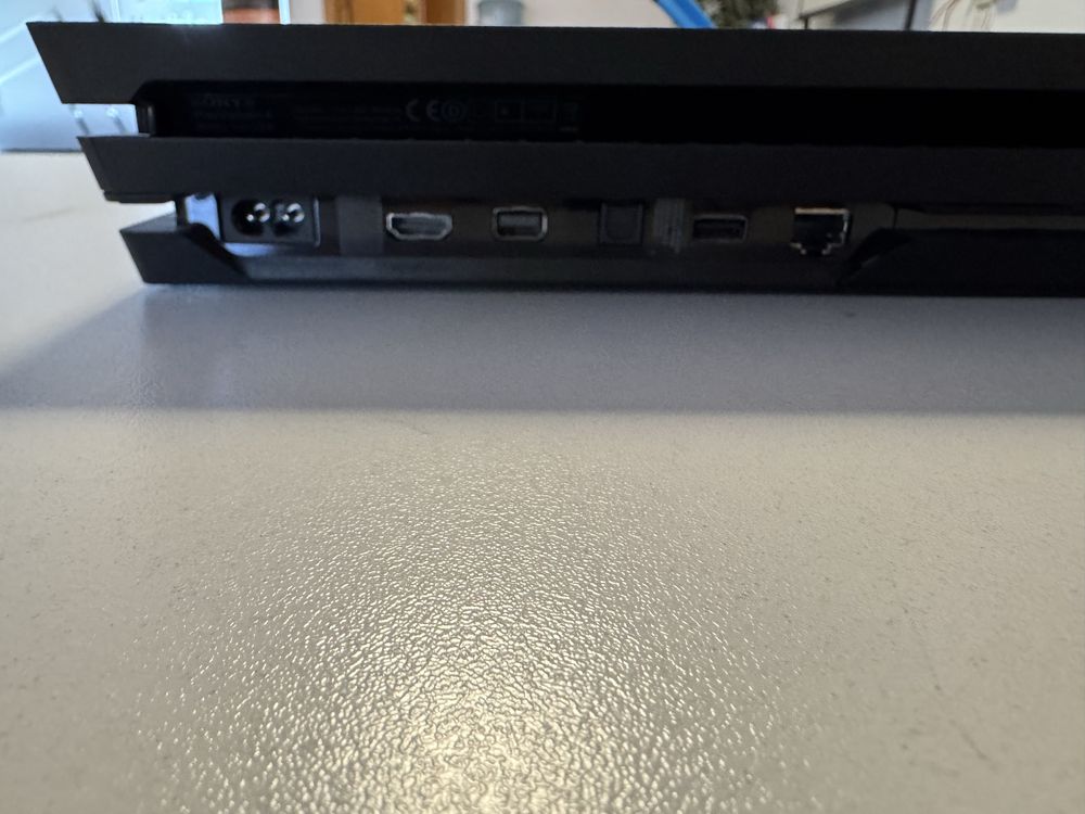 PS4 PRO 1TB + 8 игри