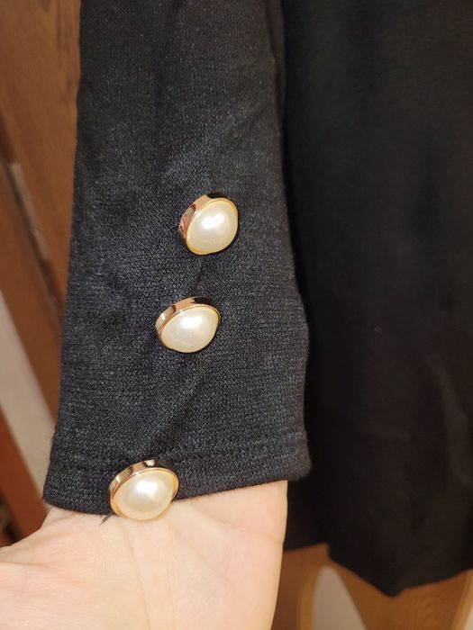 Черен пуловер туника и червено поло Zara