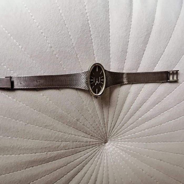 Сребърен, механичен часовник.