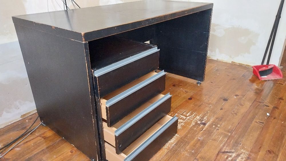 Бюро с подвижен шкаф с чекмеджета