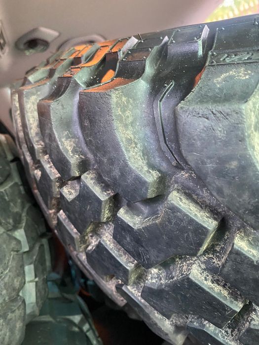 Vând anvelope  off road cu tot cu jante  de jeep wrangler