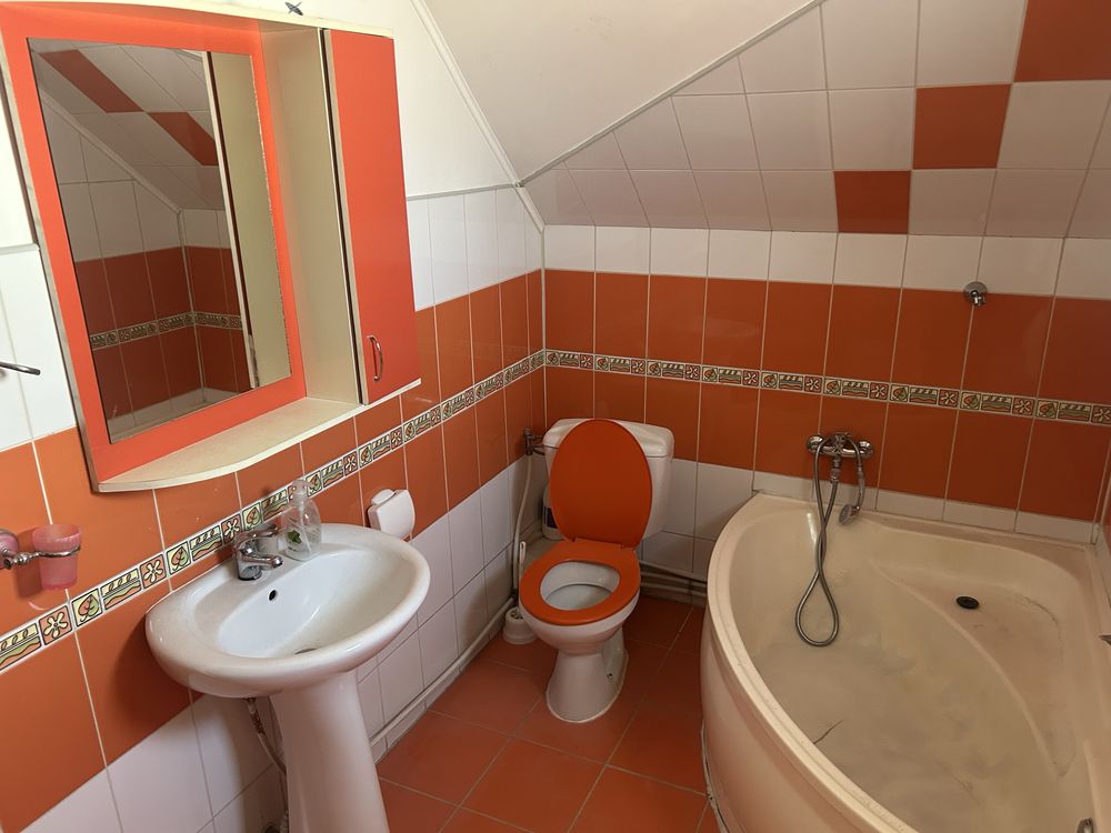 Vand obiecte sanitare :vana,chiuveta ,wc,dulap cu oglida , mobila