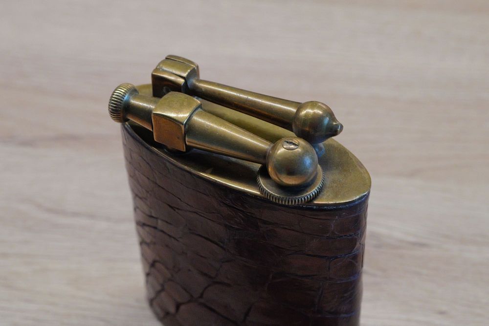 Brichete de colectie Thorens si bricheta de masa
1930 Alama piele
