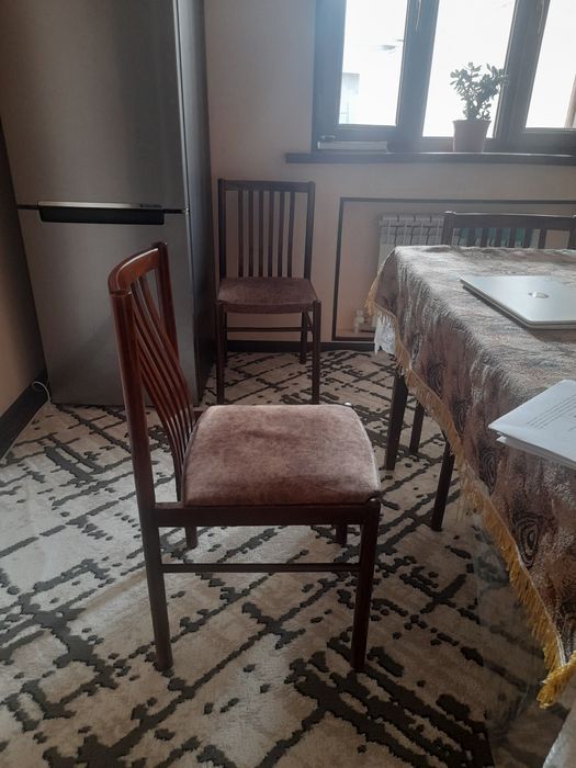 4 стула и стол в отличном состоянии