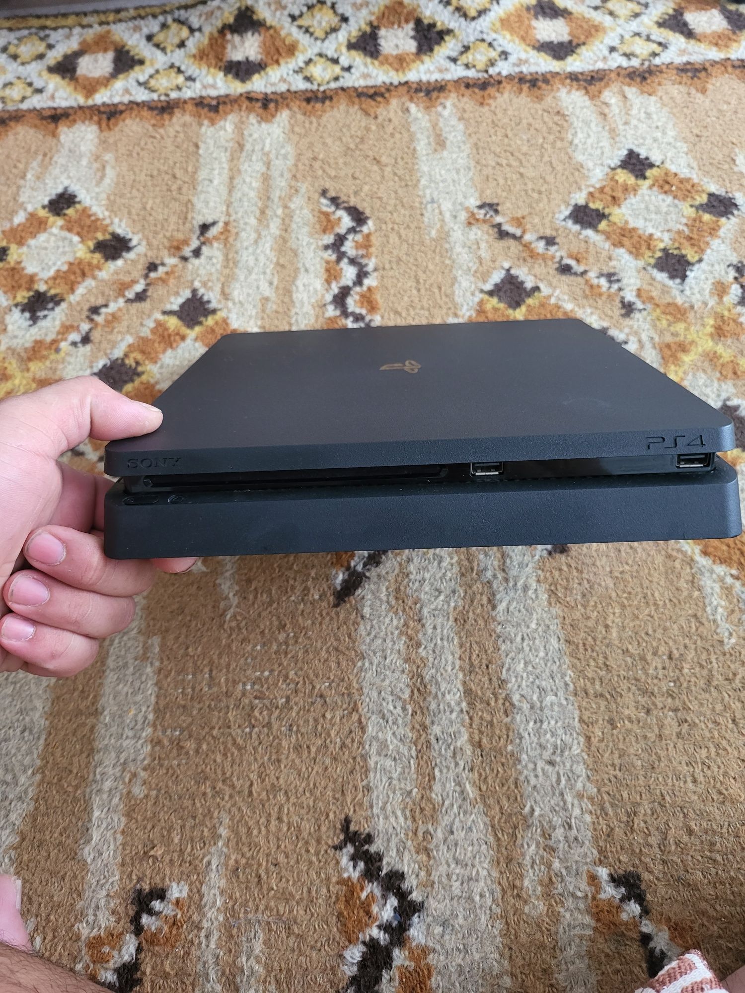 конзола ps4 slim