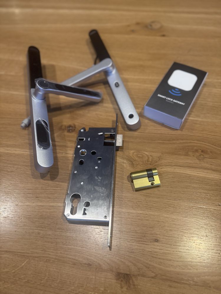Smart Lock cu amprenta si deschidere remote