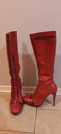 Елегантни червени ботуши