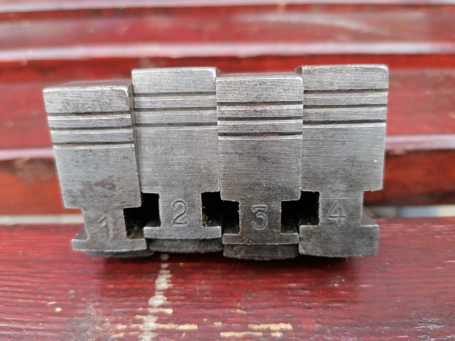 обратни челюсти за струг