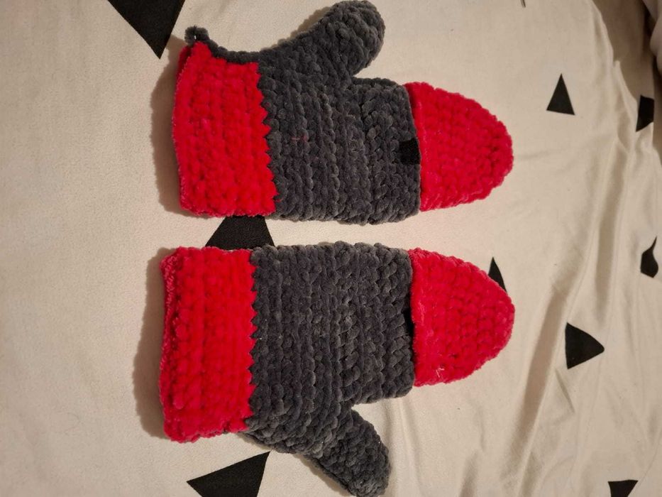 Mănuși tricotate cu o culoare inedită: roz trandafiriu si gri