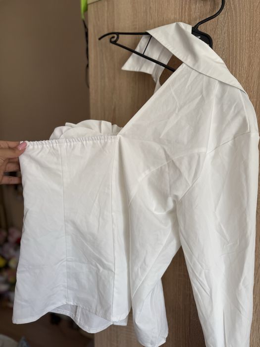 Дамска бяла риза с цвете и един ръкав