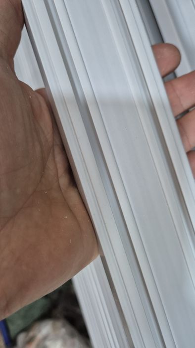 Parda uchun temir va plastik karnizlar va barcha kerakli aksesuarlar