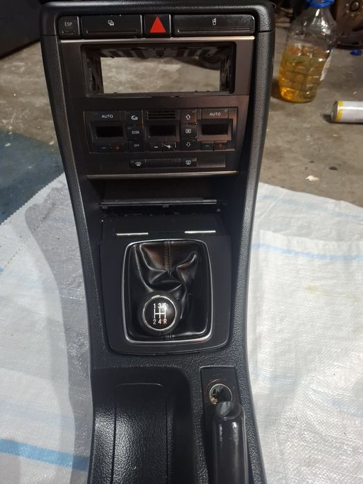 Consola centrala completa audi a4 b7 1.9 tdi BKE 5trepte 2006