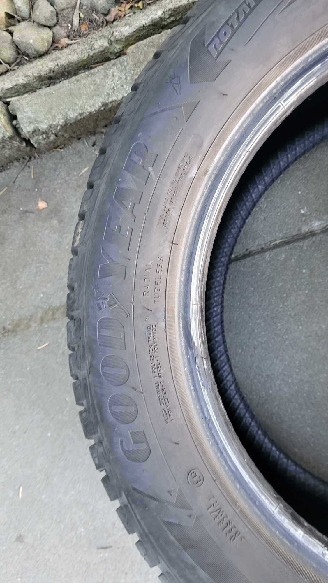 2 използвани зимни гуми goodyear