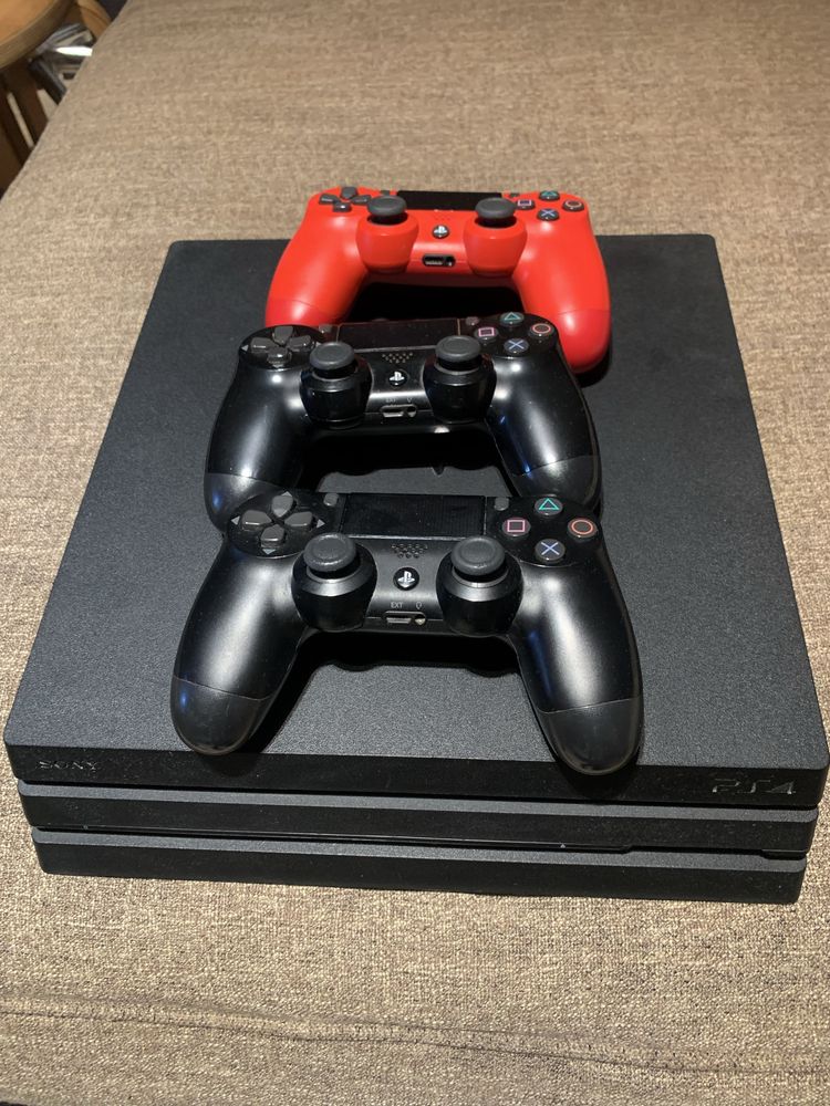 Ps4 pro(1tb) cu 3 controllere+3 jocuri populare
