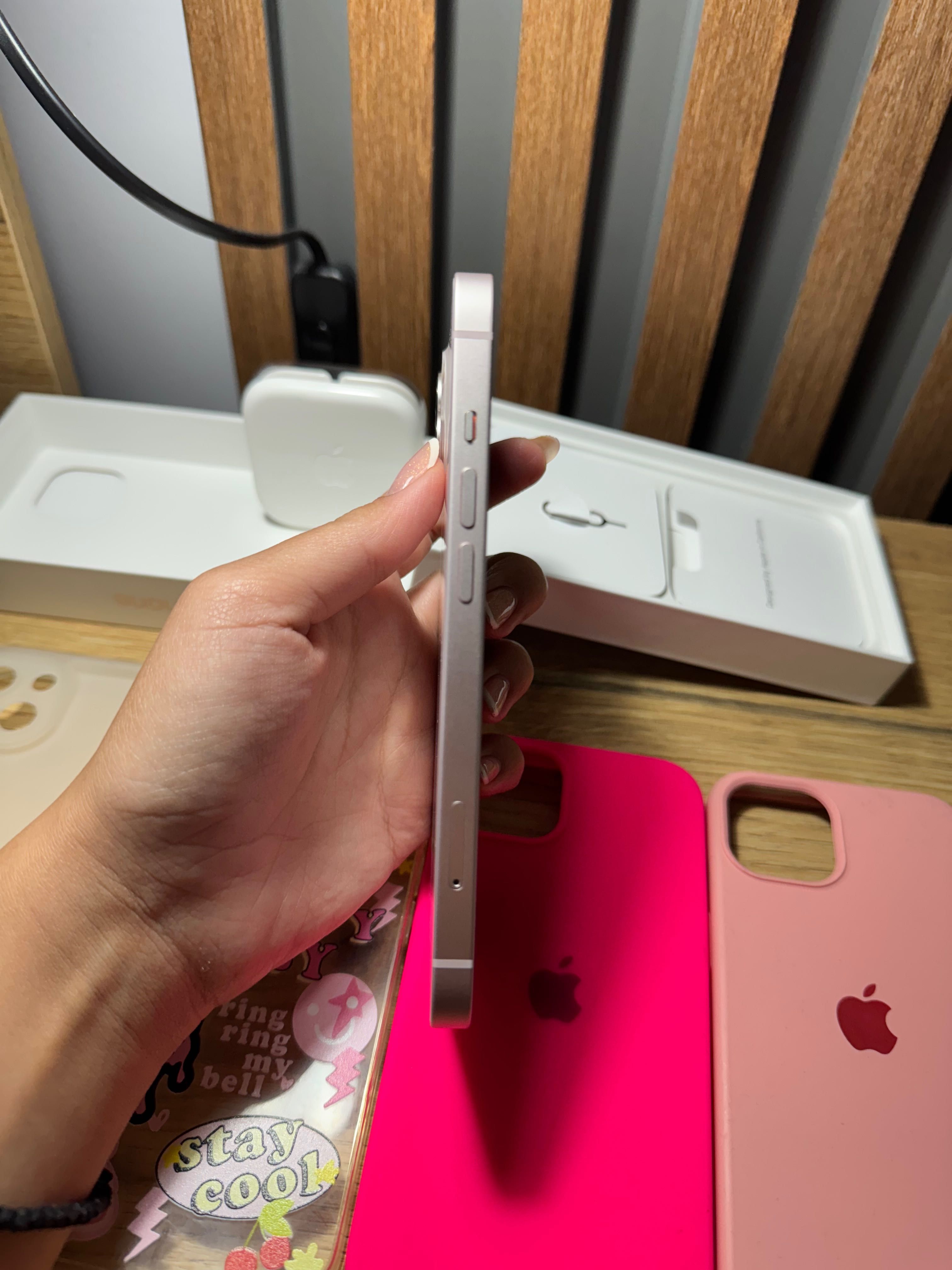 Iphone 13, 128 gb, ползван е около 2 години. Минимални забележки