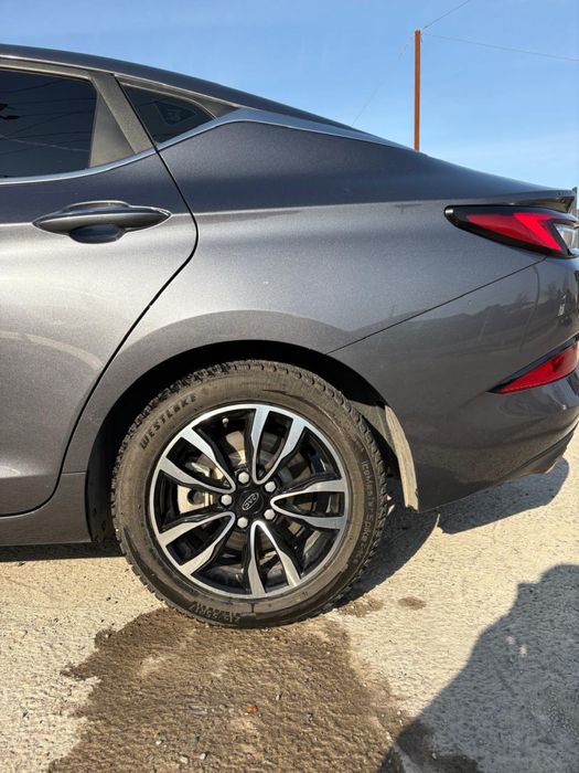 Зимняя шина с шипами в хорошем слстояний. Без порезов беш шишек