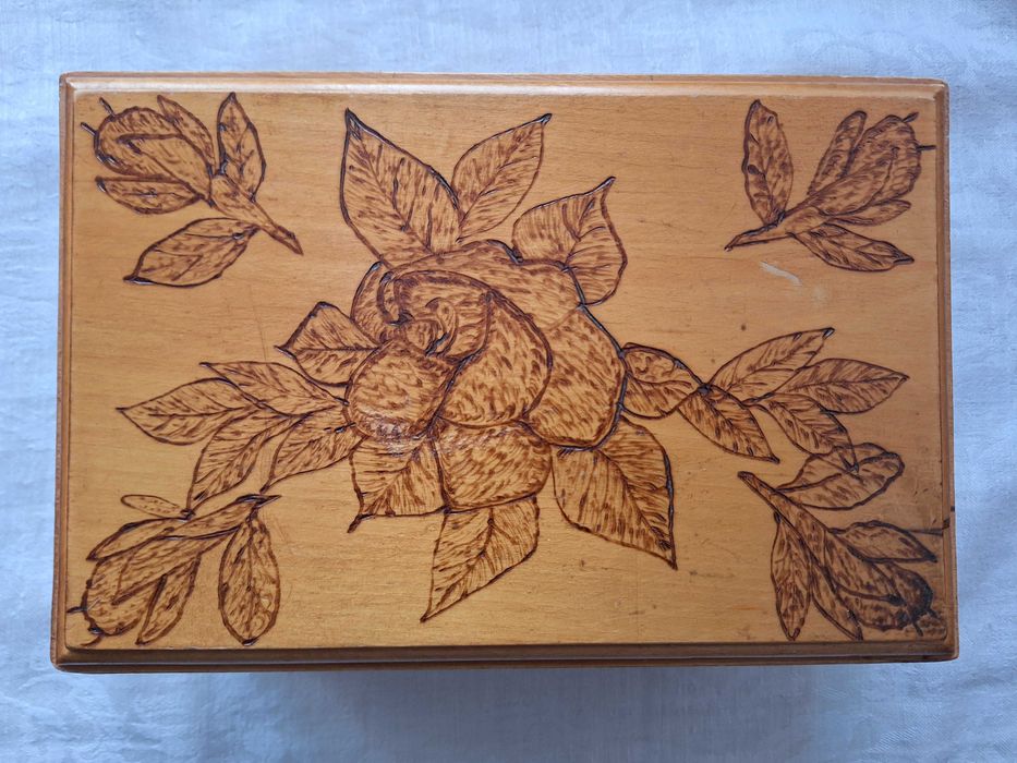 Cutie confectionata din lemn pirogravat - veche