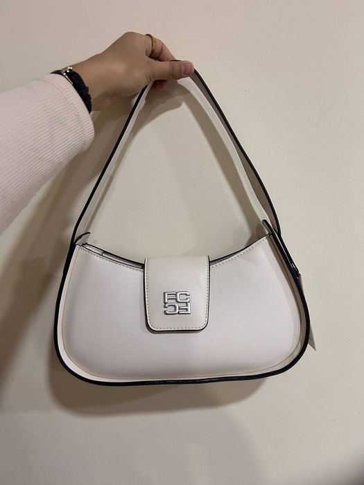 Девочки новые сумки продаются. Американские. В хорошем качестве .