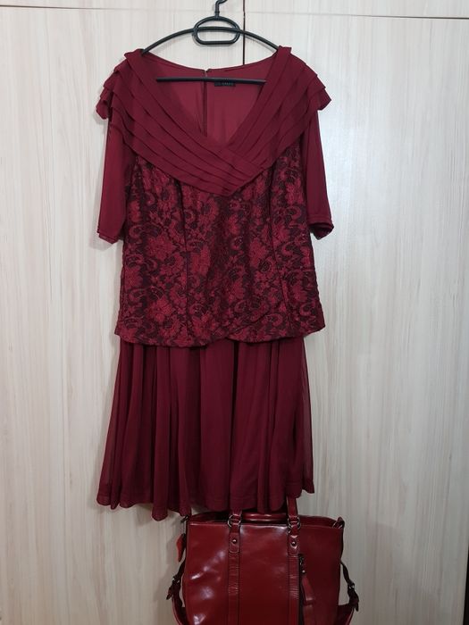 Рокля и чанта цвят бордо