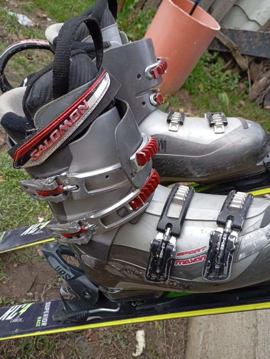 De vânzare schiuri și clăpari