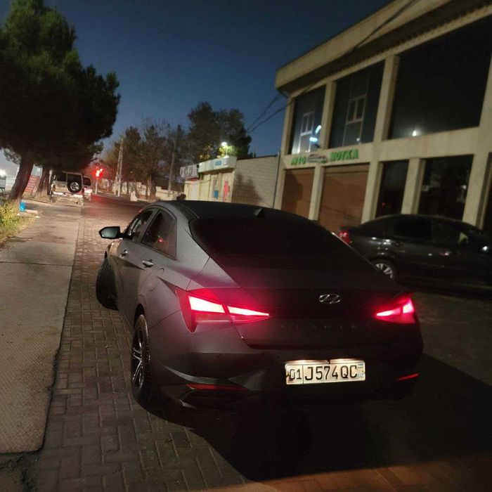 Hyundai Elantra сотилади.