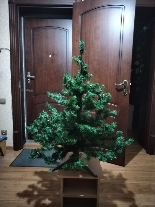 Продаётся искусственная новогодняя ёлка.