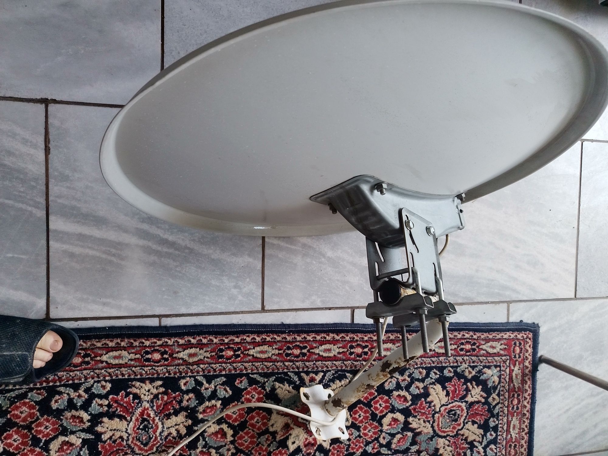 Стелиана чиния на Виваком VIVACOM, която е с  стойка е конвертор 70 cm