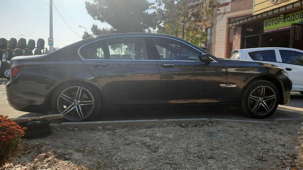 BMW 740d Comfort завод 21 август 2013 йил. Ўзбекистонда юрмаган.