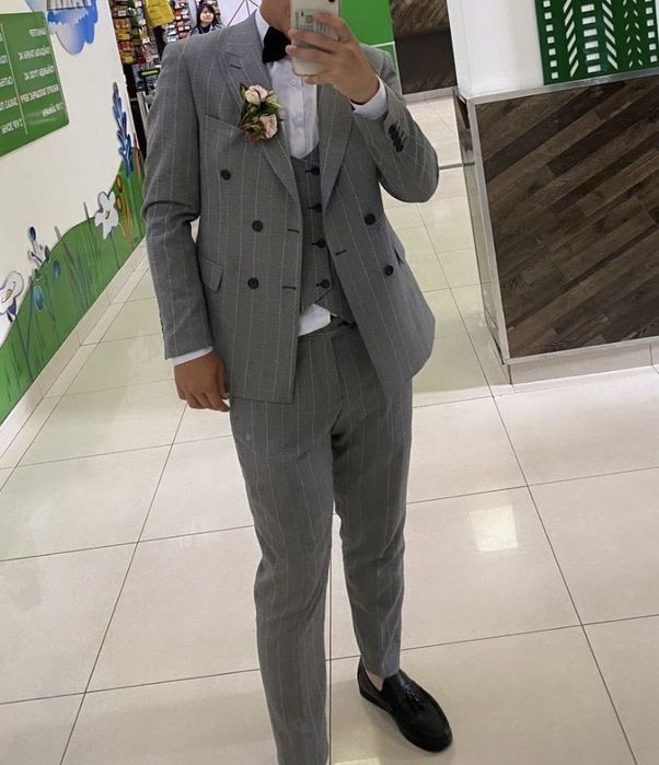 Классиеский мужской костюм тройка.