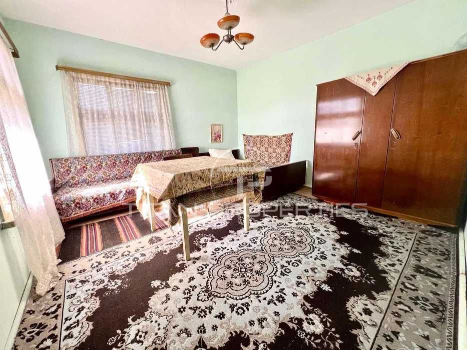 Двуетажна къща село Дълго поле