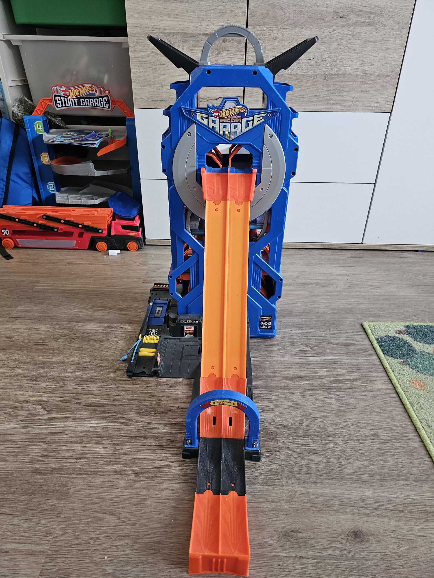 Мега гараж Hot wheels