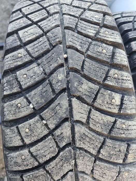 Резина зимняя шипованная.