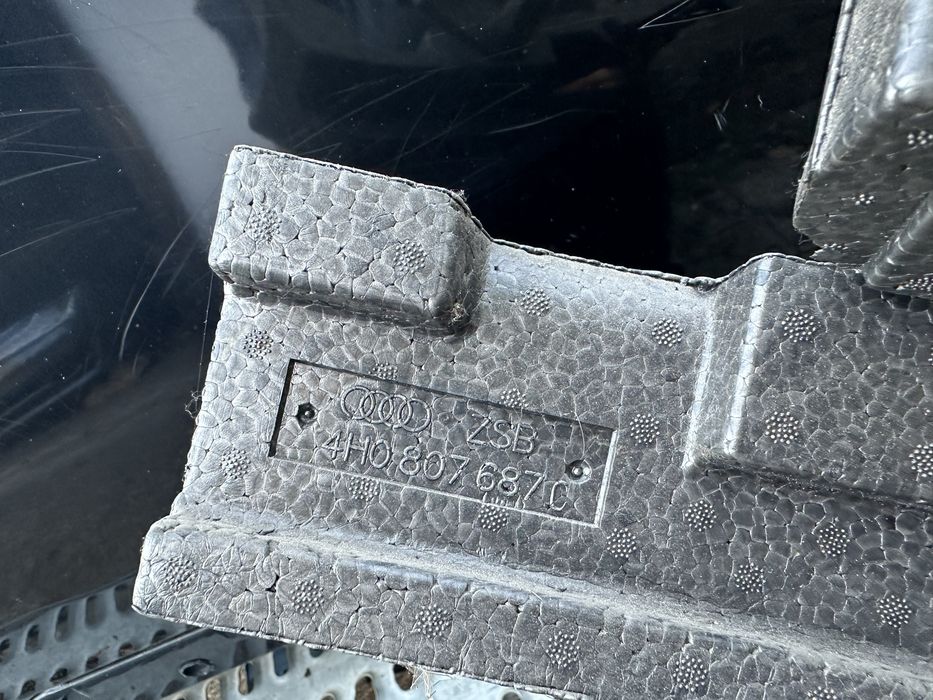 Audi A8 2010- абсурбатор броня греда