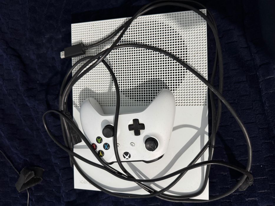 Vând Xbox one s 1tb