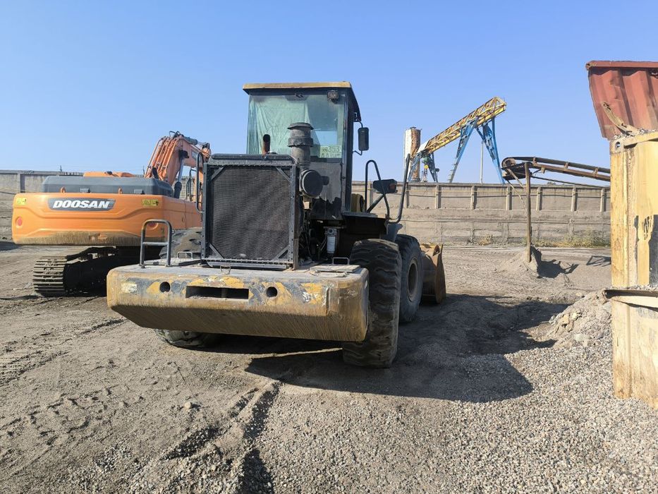 Погрузчик 3 кубали сотилади