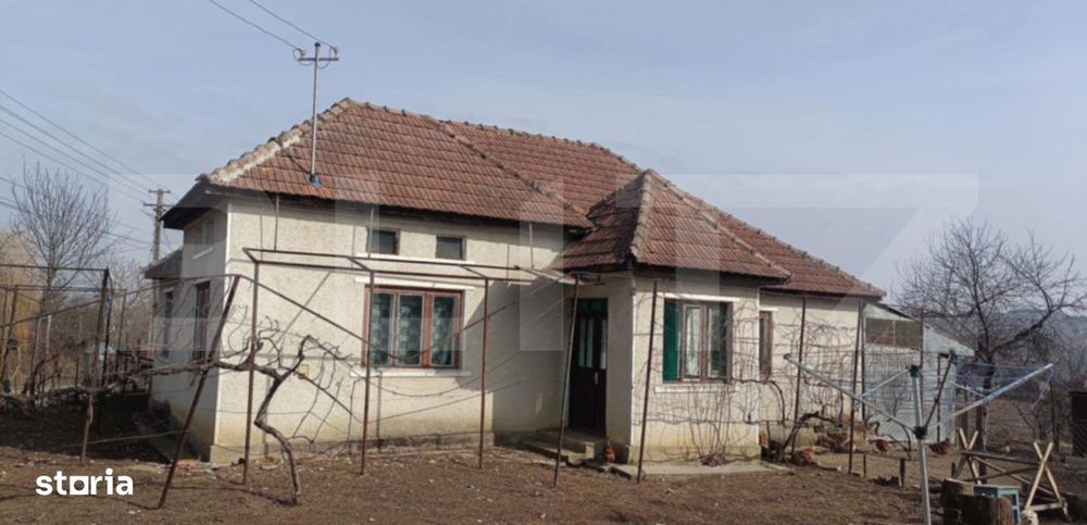 Casa cu 3 camere, bucatarie si baie, 105 mp si un teren de 1900 mp