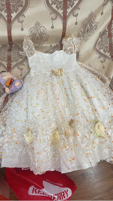 Продам бальные платья на девочку 4-5 лет